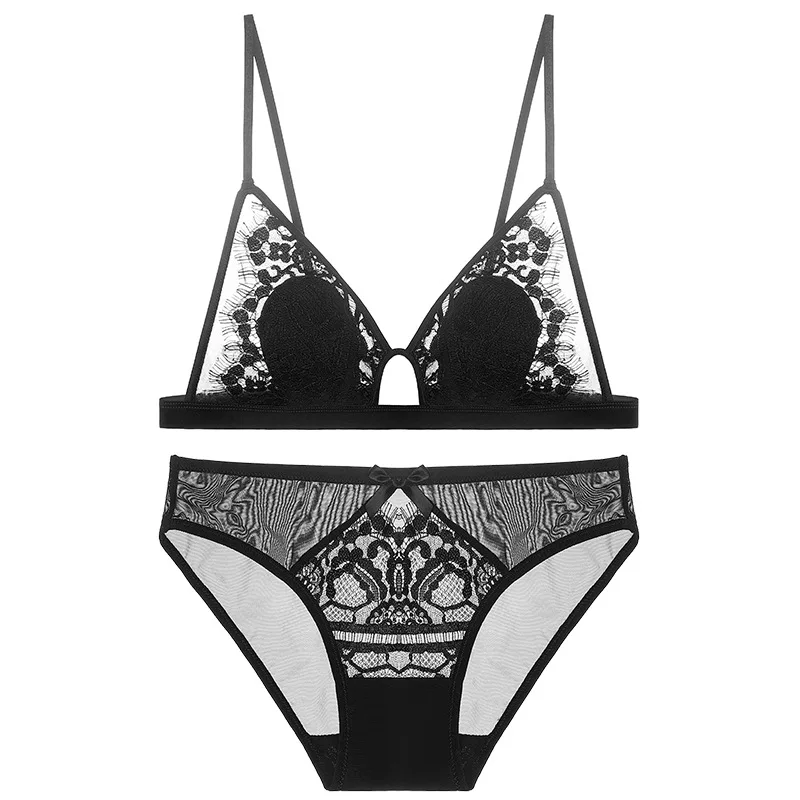 Комплект женского кружевного нижнего белья с тонким треугольным бюстгальтером