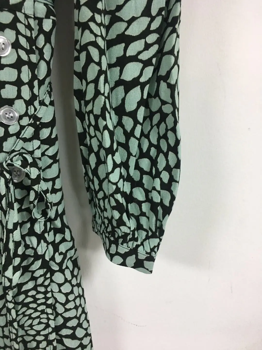 Женское платье миди с v образным вырезом и рукавами пузырьками Осень зима