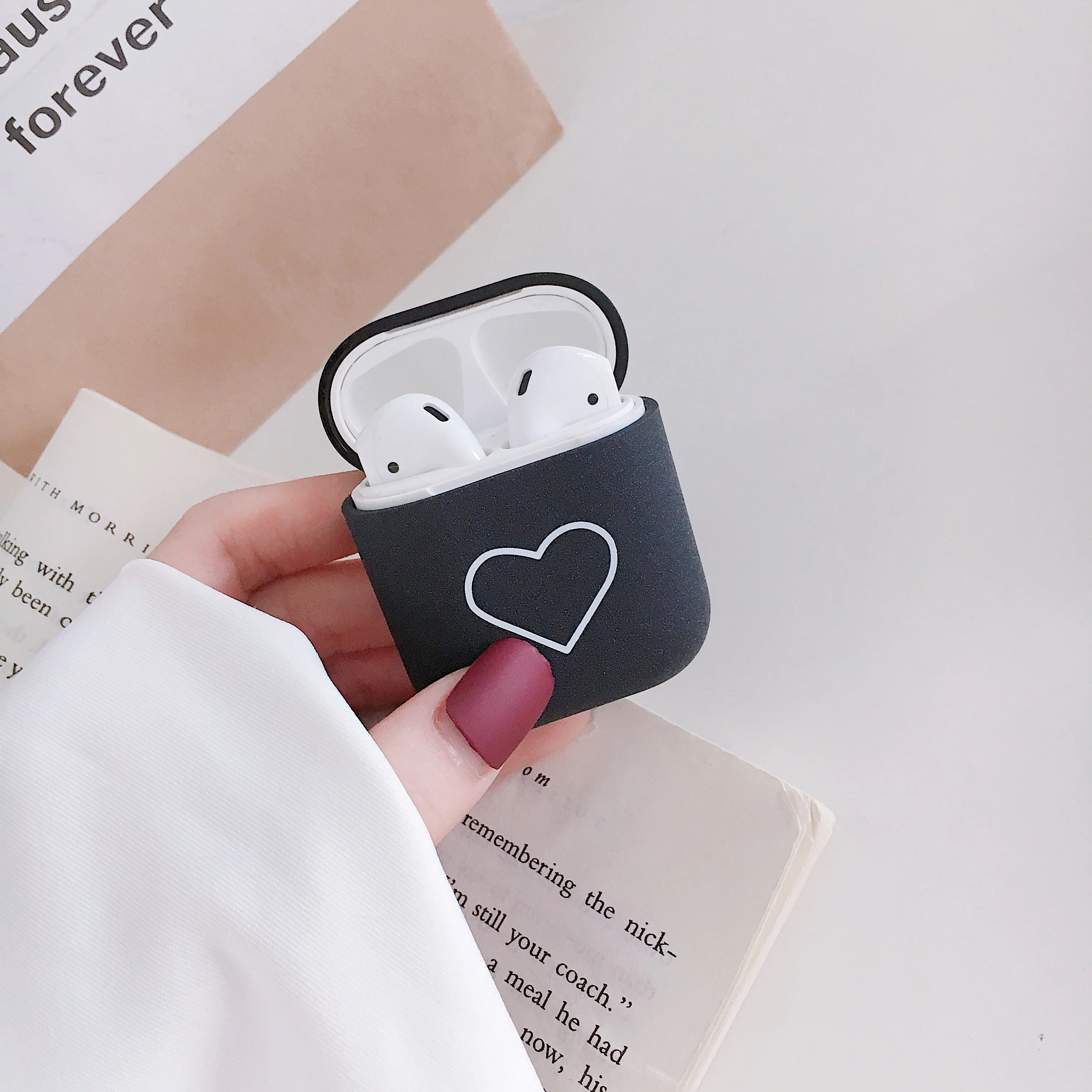 Black Модные милые сердцу чехол для пар для Airpods Чехол Жесткий PC Беспроводной Bluetooth наушники чехол Крышка Аксессуары для наушников - Цвет: Black