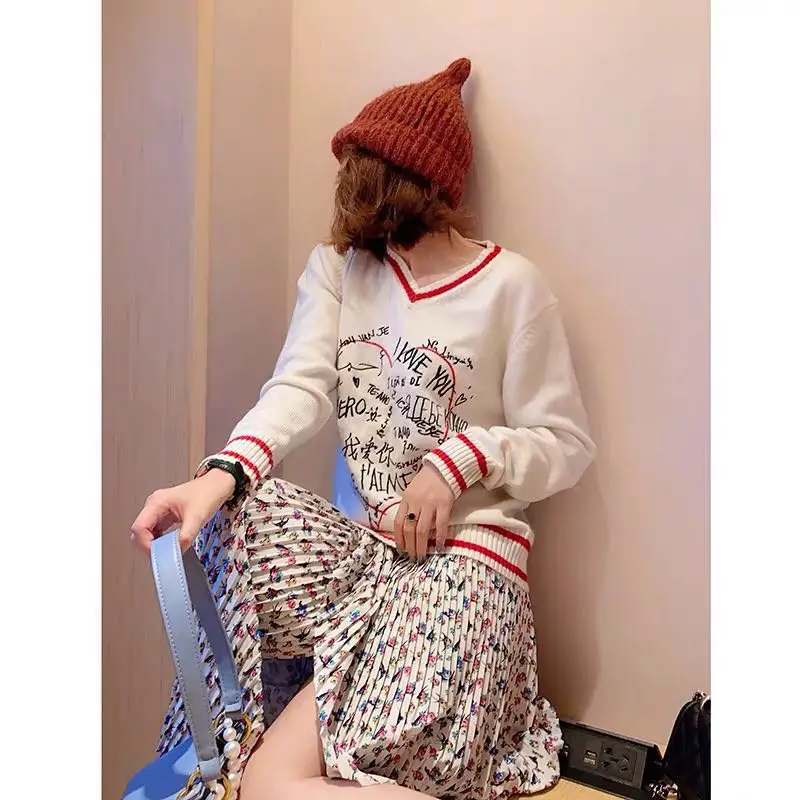 Женский трикотажный свитер в полоску с v-образным вырезом и длинным рукавом |