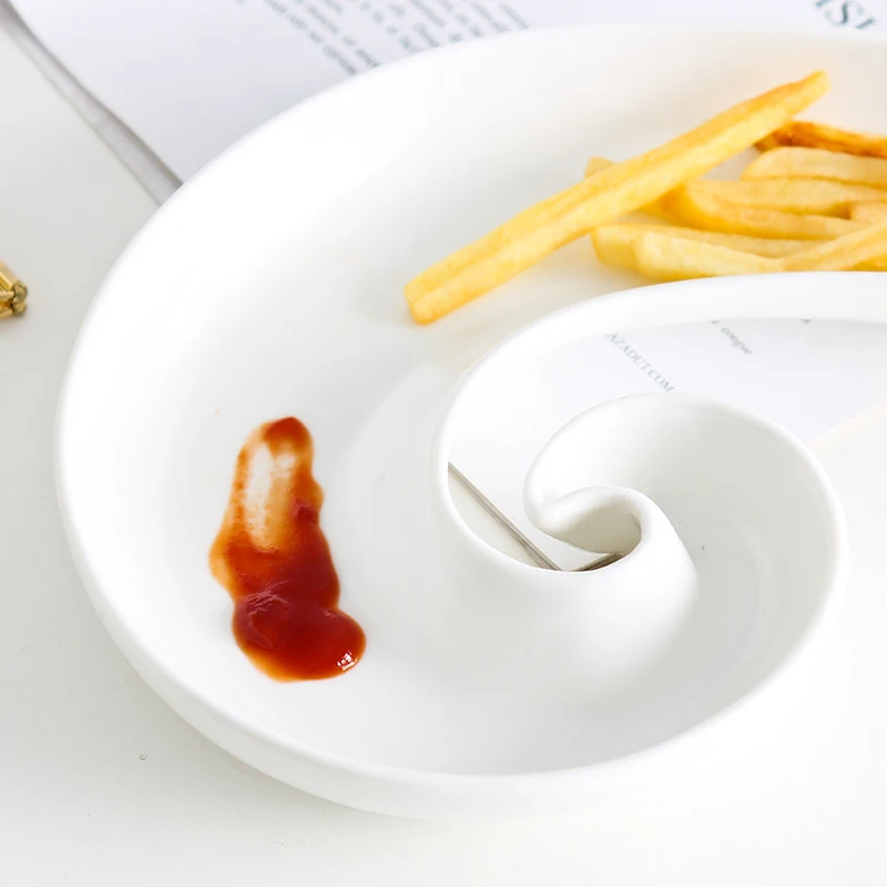 Обеденная тарелка из костяного фарфора белая керамическая с тусклым соусом