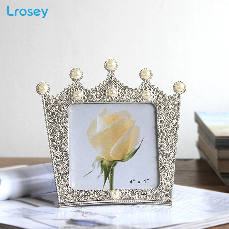 Металлическая фоторамка Crown с инкрустированным жемчугом на столе европейские