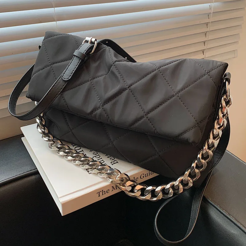 

Женская Стеганая сумка, вместительная роскошная дизайнерская модная нейлоновая сумка через плечо с цепочкой и стразами, зимняя сумка-тоут ...