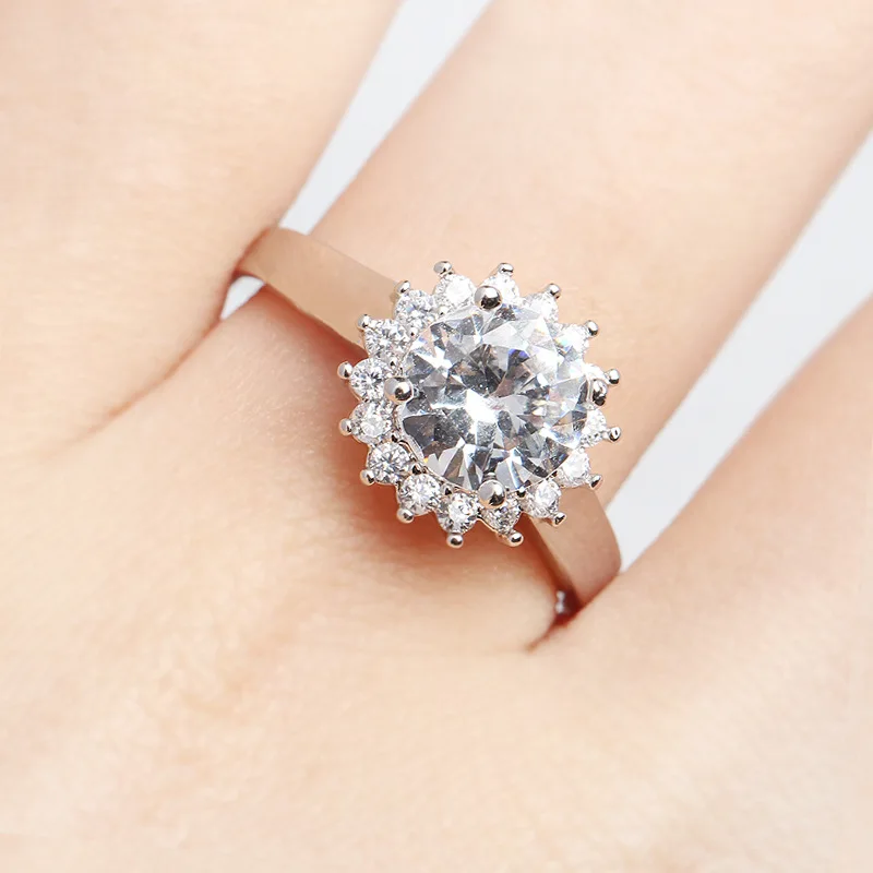 Драматическое кольцо овальное серебро 925 пробы резное женское с цирконом