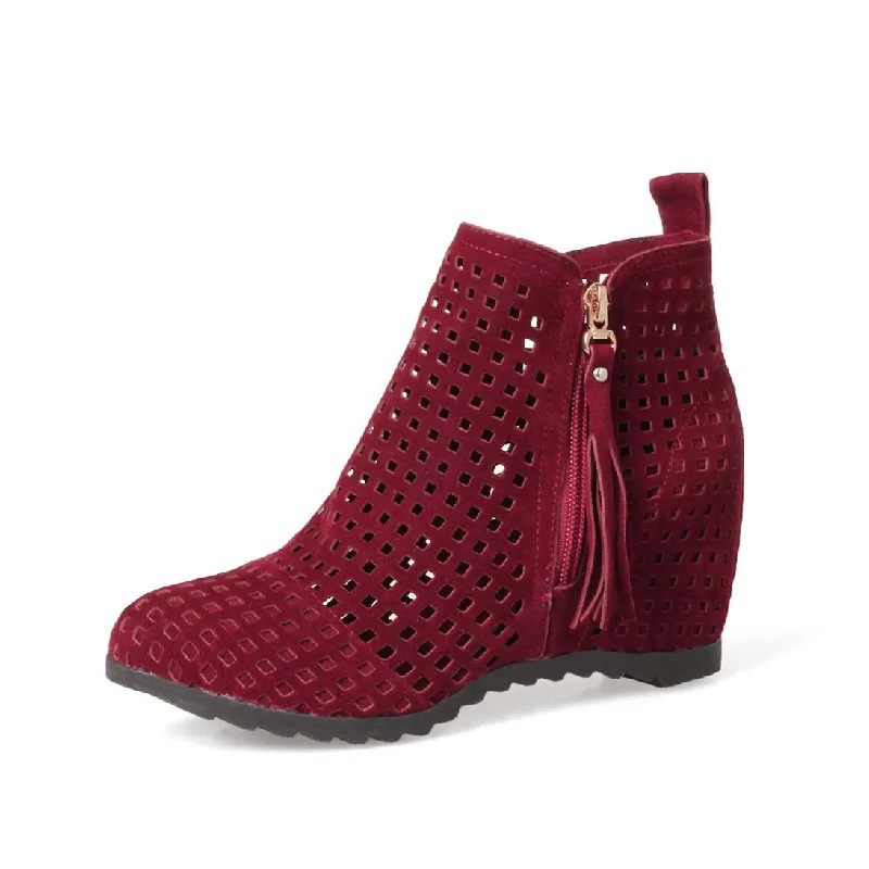 Ботинки женские осенние на платформе с ажурным узором танкетке коричневые