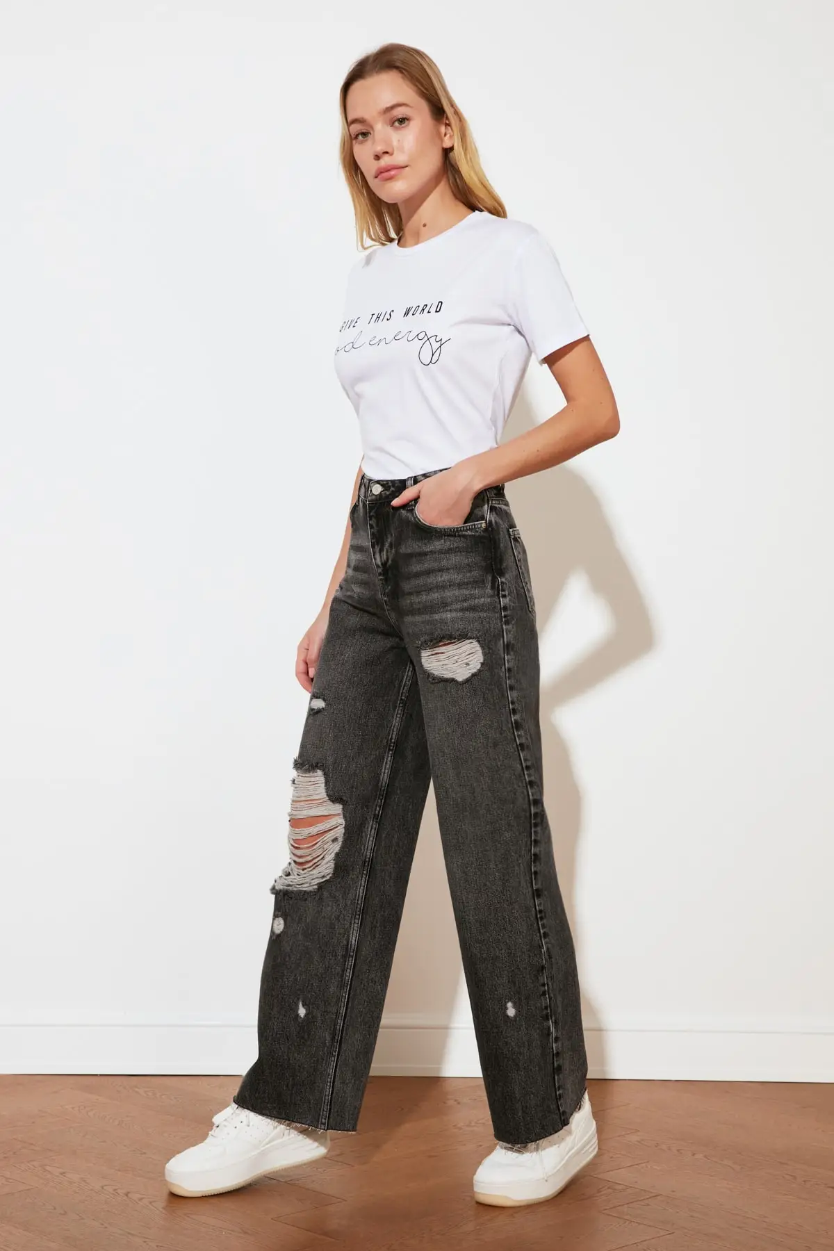 

Trendyol Ripped Detailed High Bel Wide Leg Jeans TWOSS21JE0017
