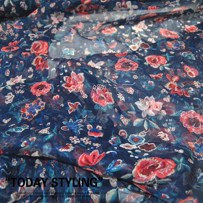 Ткань из шелка плиссированная шелковая одежда с широким темно-синим фоном и