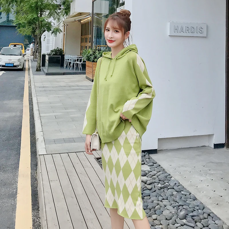 Зеленый трикотажный свитер с капюшоном повседневная юбка новинка 2020 костюм