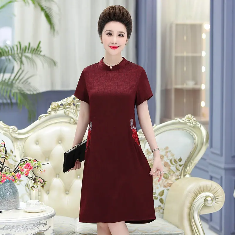 

Mature Women Red Green Silk Dresses Summer Chinese Qipao Style Mandarin Collar Flower Embroidered Short Sleeve One Piece Robe
