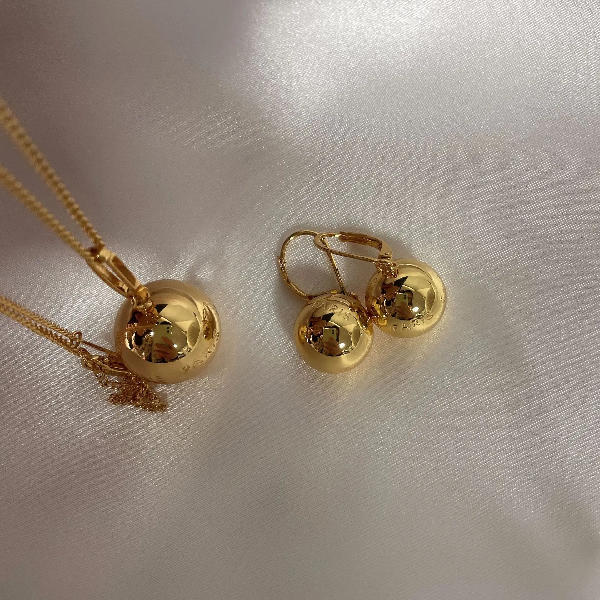 

European and American tide ball gold ball pendant clavicle Necklace Earrings Fashion suit sweater chain
