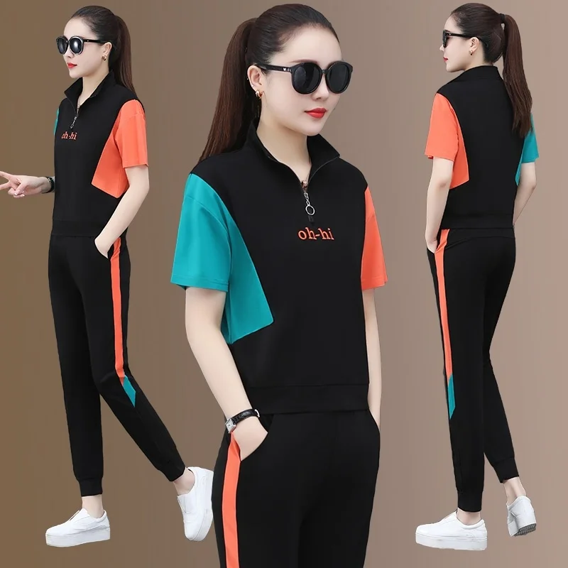 

Женский спортивный костюм из топа с коротким рукавом и брюк