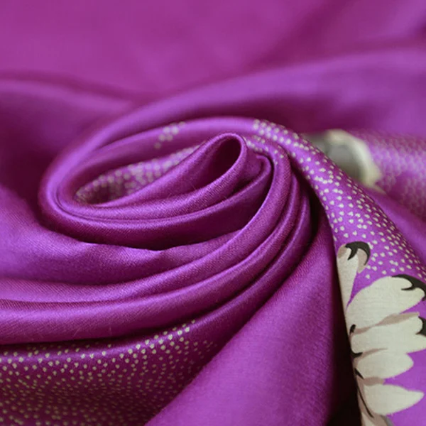 Цветочная на фиолетовом дне шелковая и хлопковая атласная ткань очень гладкая