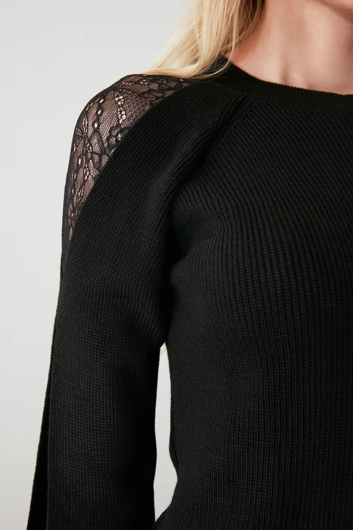 

Trendyol Lace Detail Knitwear Sweater TWOAW21KZ0040