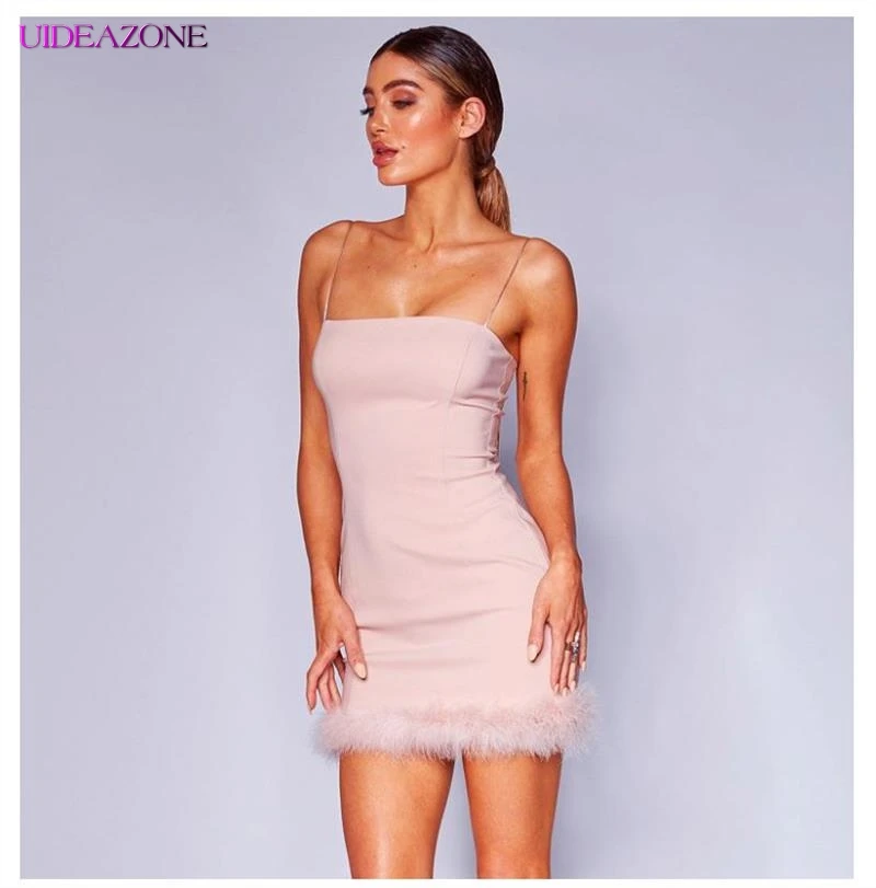 Женское платье в стиле пэчворк с вырезом лодочкой и перьями открытой спиной