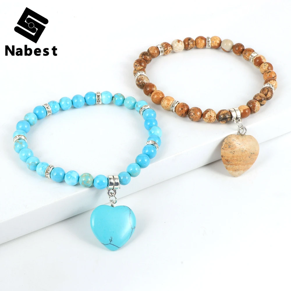 Женский браслет с натуральным камнем и сердечком украшенный бусинами тигриным