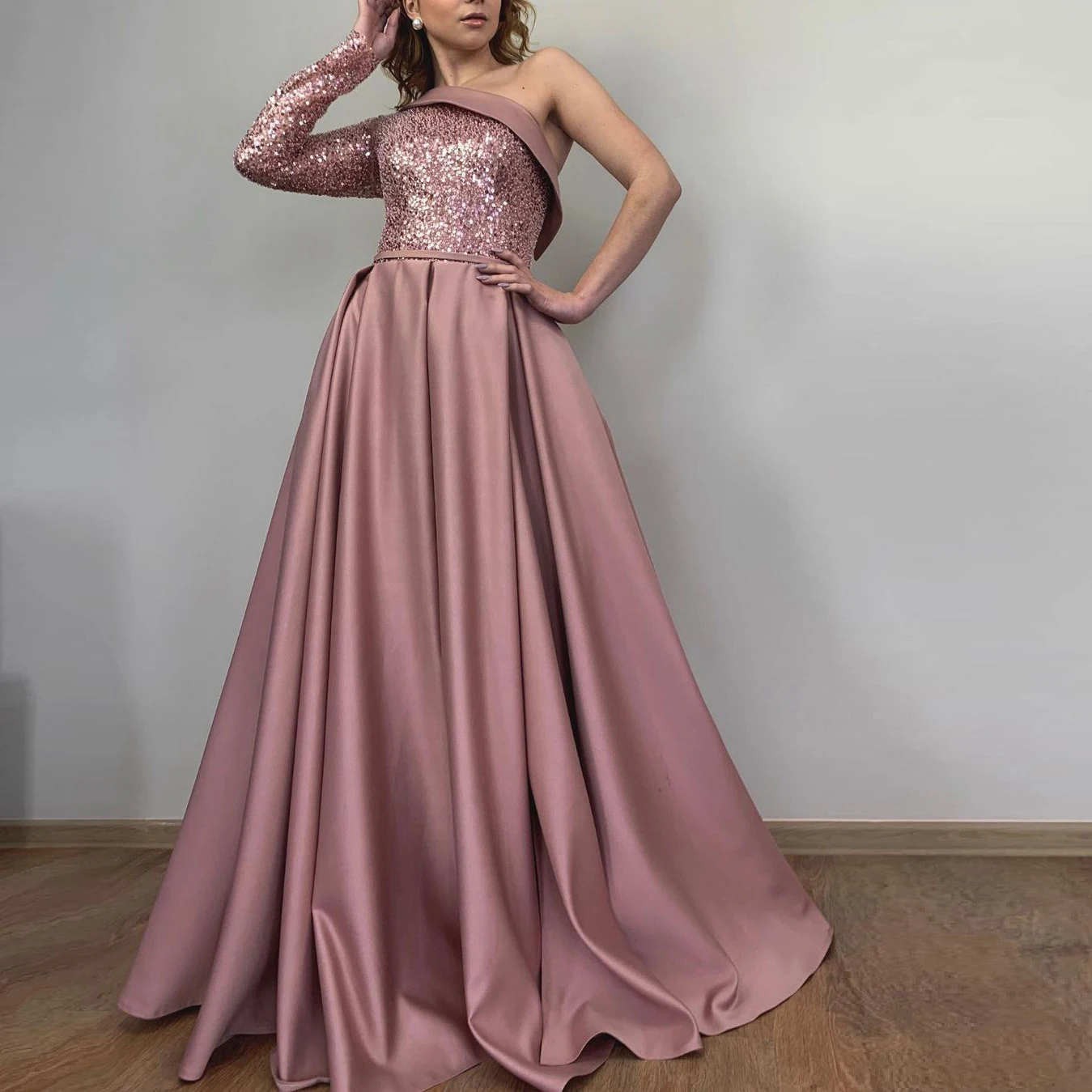 

Glitter Elegant Prom Dresses One Shoulder Long Sleeves Sequins Satin A-Line Women Formal Evening Party Gowns Plus Size Custom