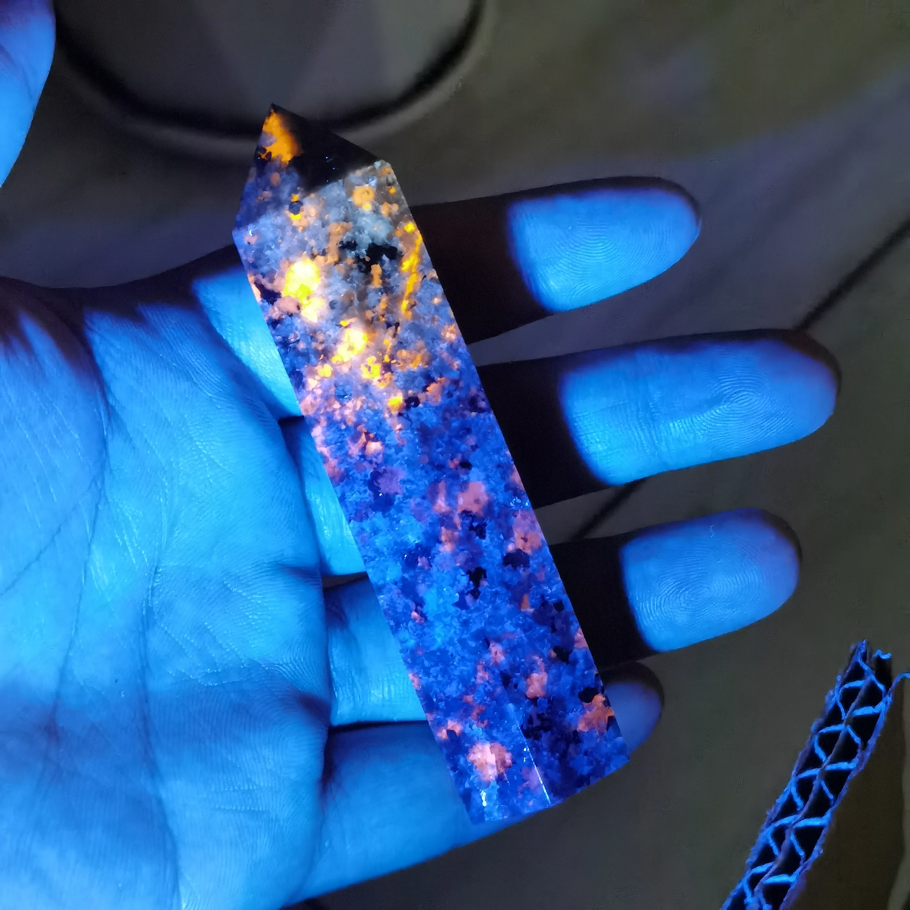 

Natural Yooperlite tower Stone Yooperlite Lake Superior Glowing Rock Crystal Craft Home Decor Birthday Gifts