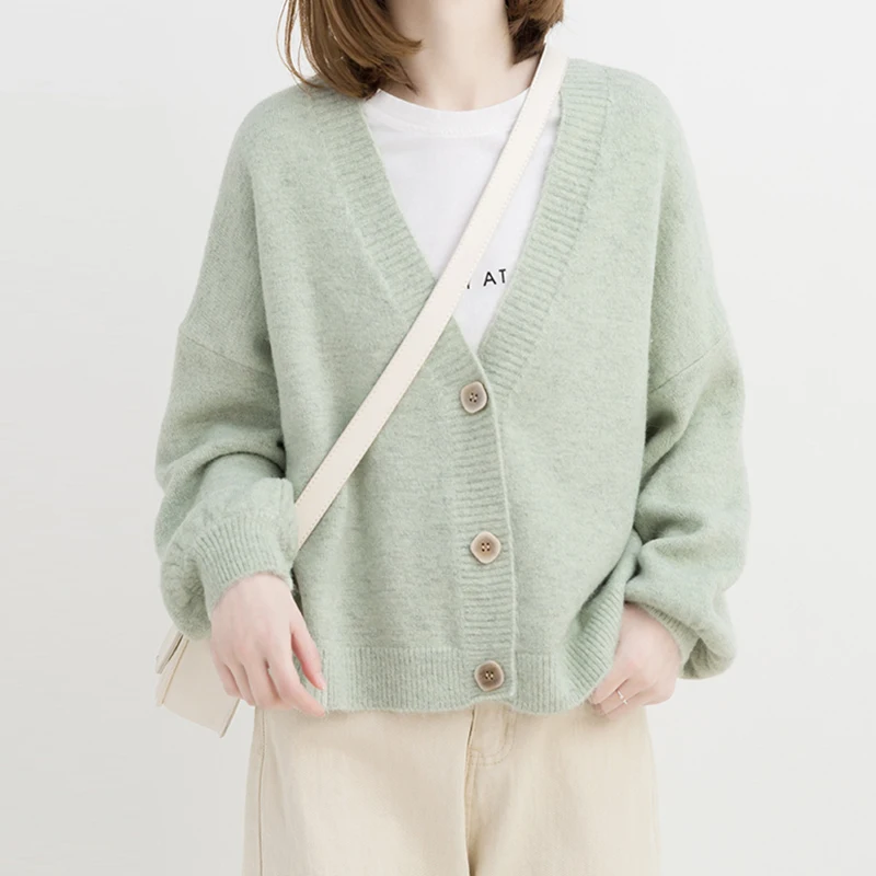 

Женский однобортный трикотажный свитер с длинным рукавом