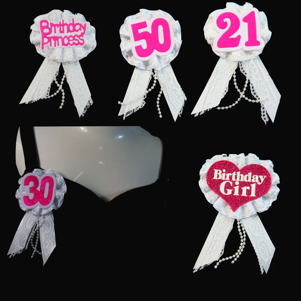 Розовый блестящий значок 21 30 40 50 цифр дизайн белое кружево белая лента брошь