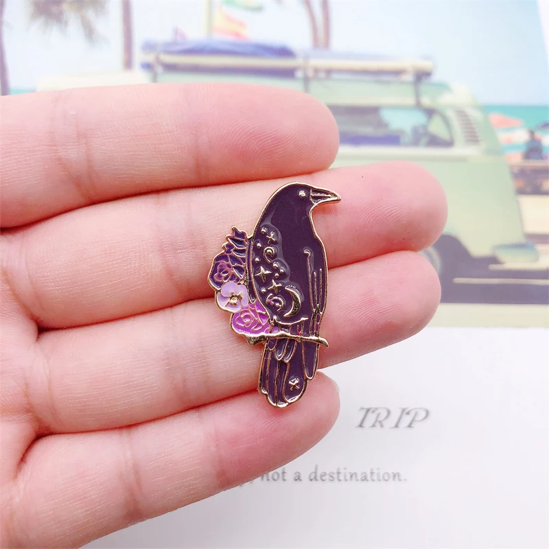 Эмалированная брошь из металлического сплава в стиле ретро с изображением