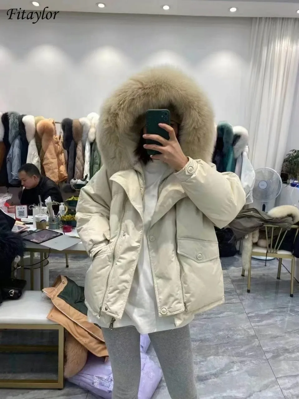 

Женский пуховик с капюшоном и воротником из натурального меха