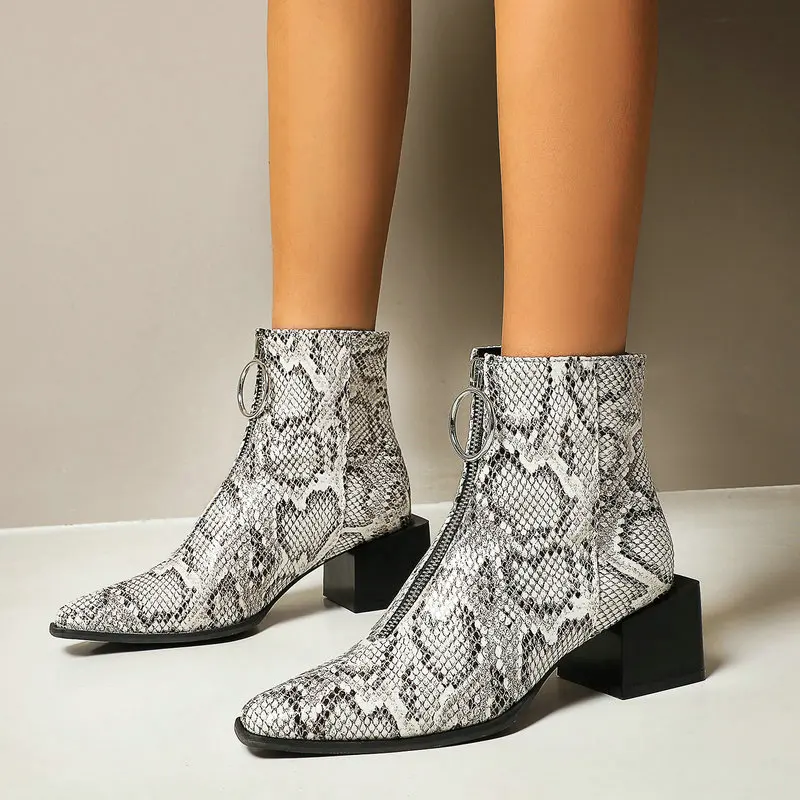 Женские осенне зимние ботинки с квадратным носком и металлическим украшением