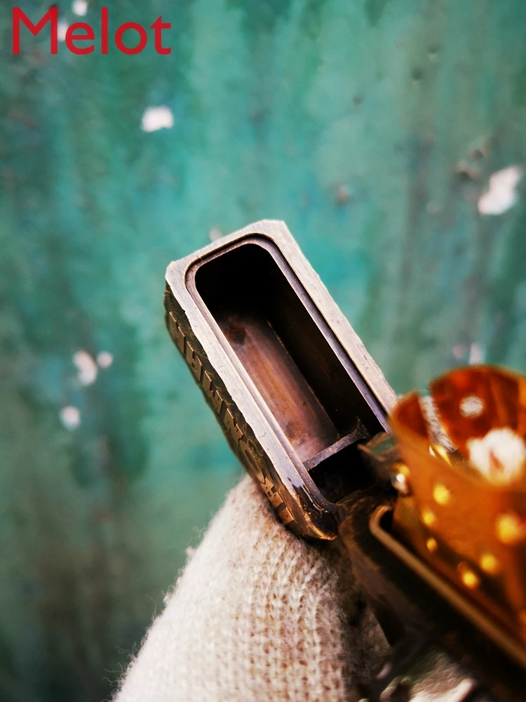 

Battle Damage Iron Man Three-Dimensional Bullet Hole Hammer Surface Thick Brass Handmade Kerosene Lighter
