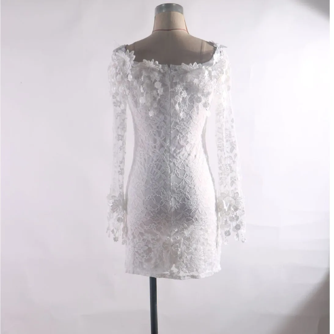 Короткое платье для выпускного вечера с вырезом лодочкой и длинными рукавами