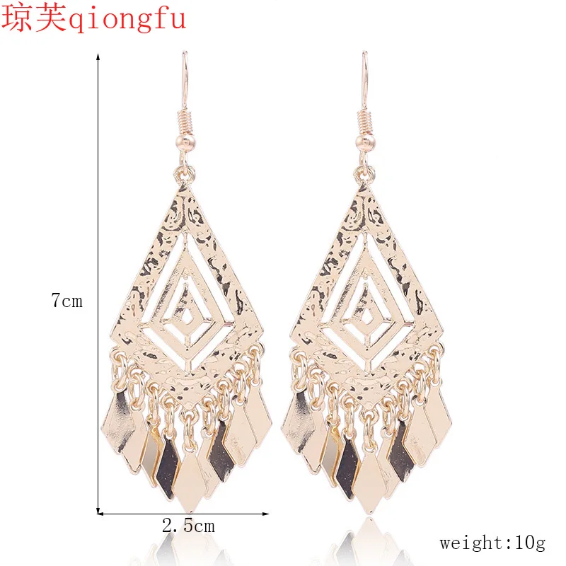 

Lucky long exaggerated sequin leaf earrings female temperament earrings European and American personality punk earrings