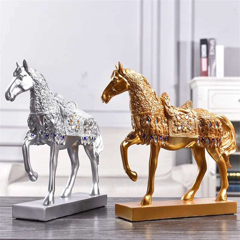 

EUROPEAN RESIN GOLDEN TROTTING HORSE STATUE ANIMAL SCULPTURE HORSE FIGURINE MINIATURE HOME OFFICE DECOR WINE CABINET ORNAMENT