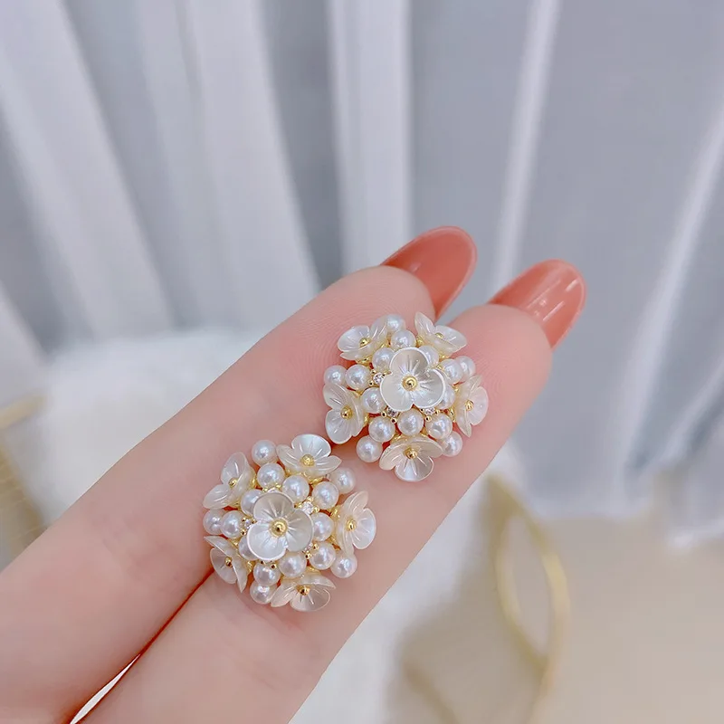 

New design flower clusters hydrangea flowers holding flower petals sweet earrings luxury 14K real gold stud earrings for women