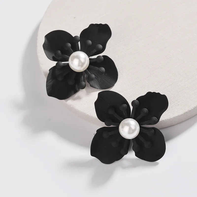 

Trendy popular metal painted black flower stud earrings with pearl flower core statement flora earring