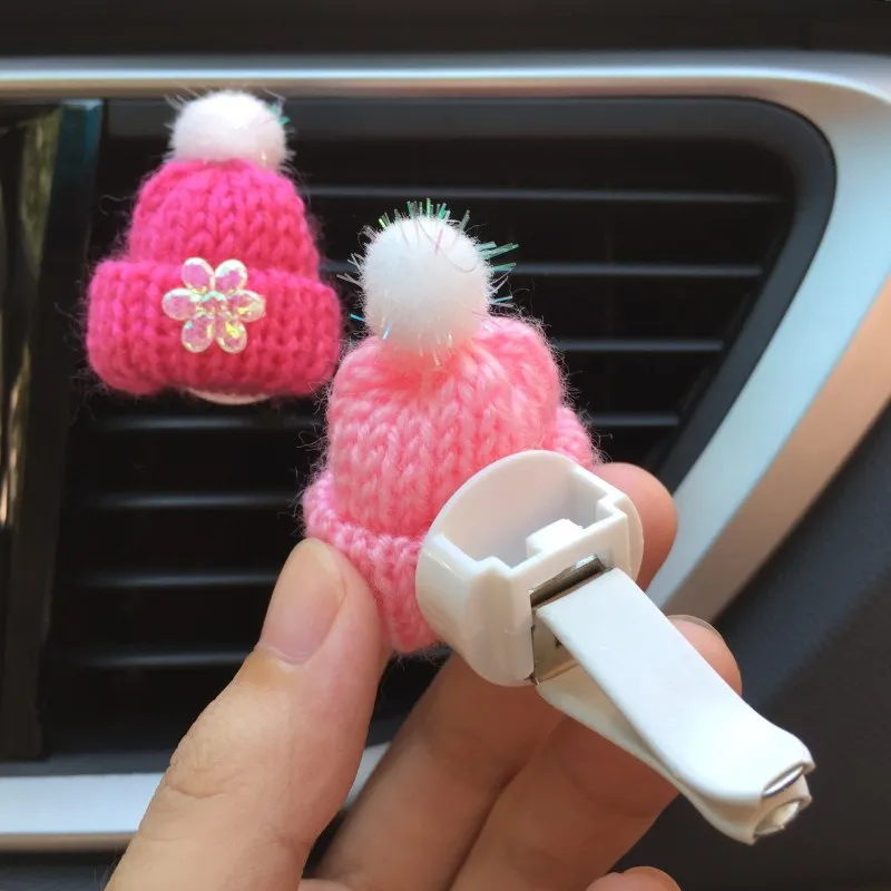 

2 pcs Christmas Knitted Hat Air Outlet Perfume Clip Christmas New Year's Day Car Interior Car Air Outlet Perfume Clip