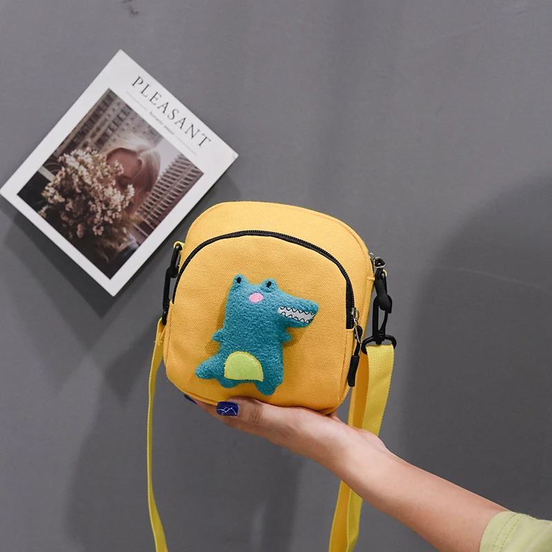 

Korean fashion ins street shooting cute little dinosaur messenger bag student bag girl small fresh wild canvas bag