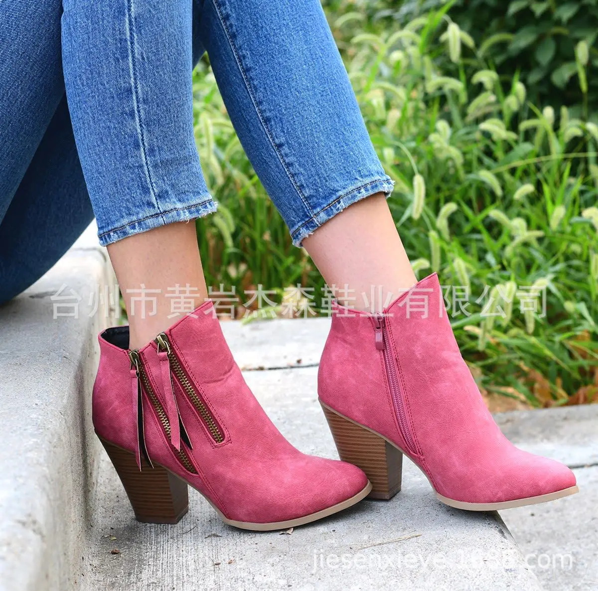 Новинка Модные женские осенние ботильоны винтажные полусапожки с острым носком