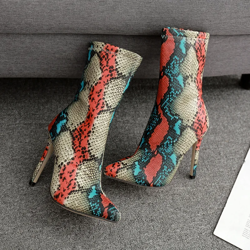 Женские ботинки супер размера ботильоны со змеиным принтом изящная модная