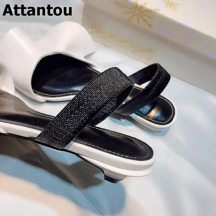 Белые черные кожаные туфли лодочки на шпильке с острым носком и ремешком сзади