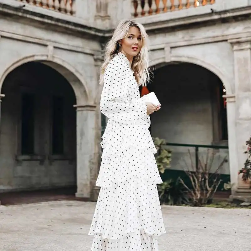 Женское платье-макси с оборками и завязками в несколько рядов летнее платье