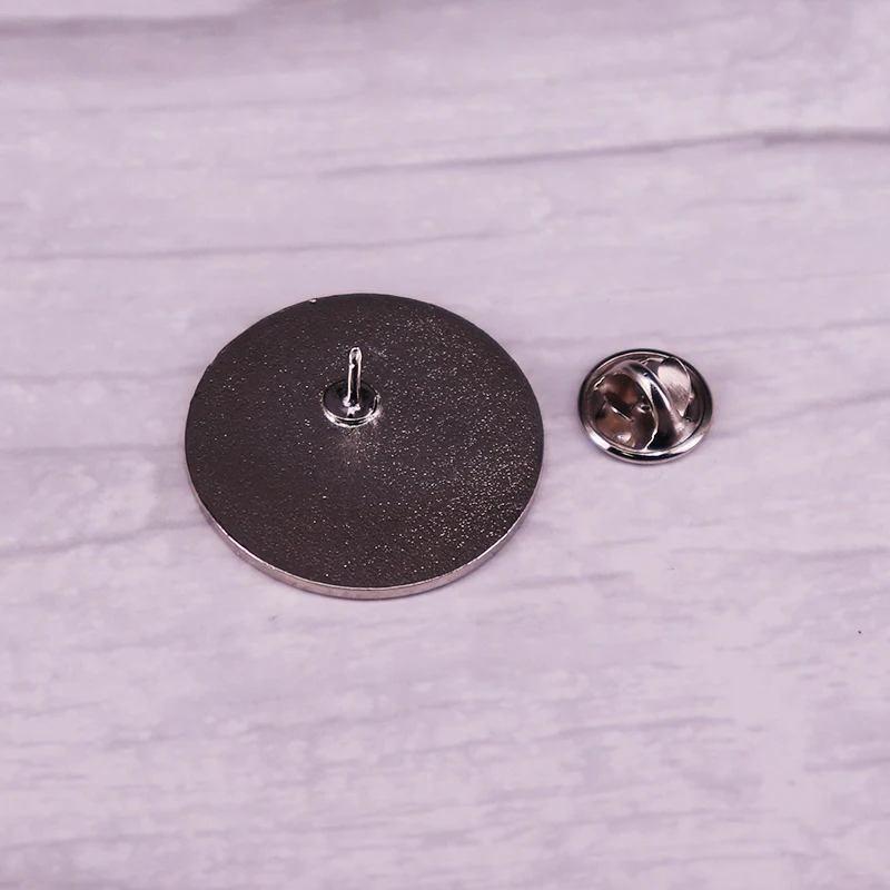 Эмалированная брошь с мотивирующей цитатурой и надписью Yes To Adventure | Украшения