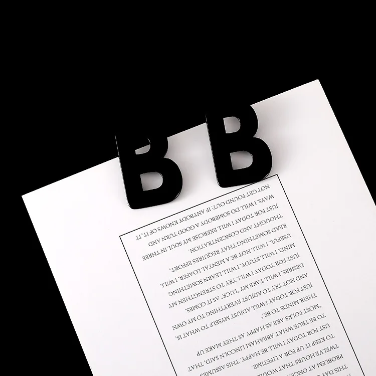 Корейская версия черно-белые акриловые темпераментные серьги с буквами оптовая