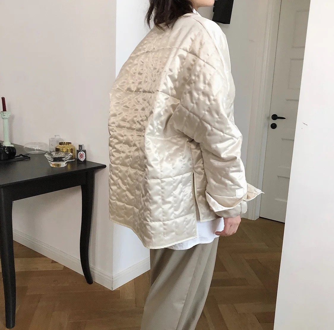 Осенние новые модные атласные стеганые куртки с круглым вырезом и хлопковой