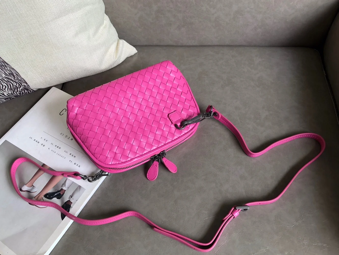 

The new shell one-shoulder messenger clutch is hand-woven in sheepskin, high-end quality, top-level handwork luxury bags