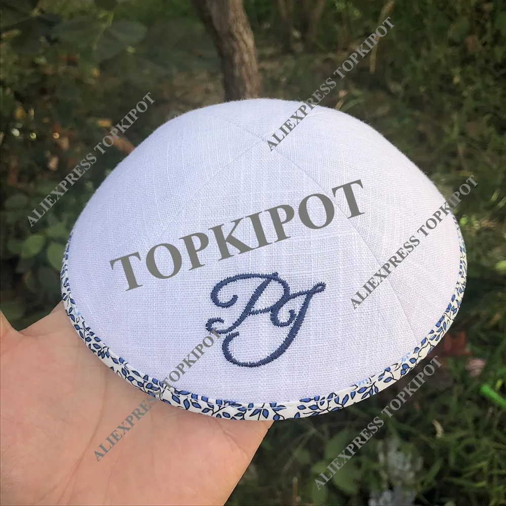 Белый льняной кипот с темно-синей вышивкой логотипа для свадьбы
