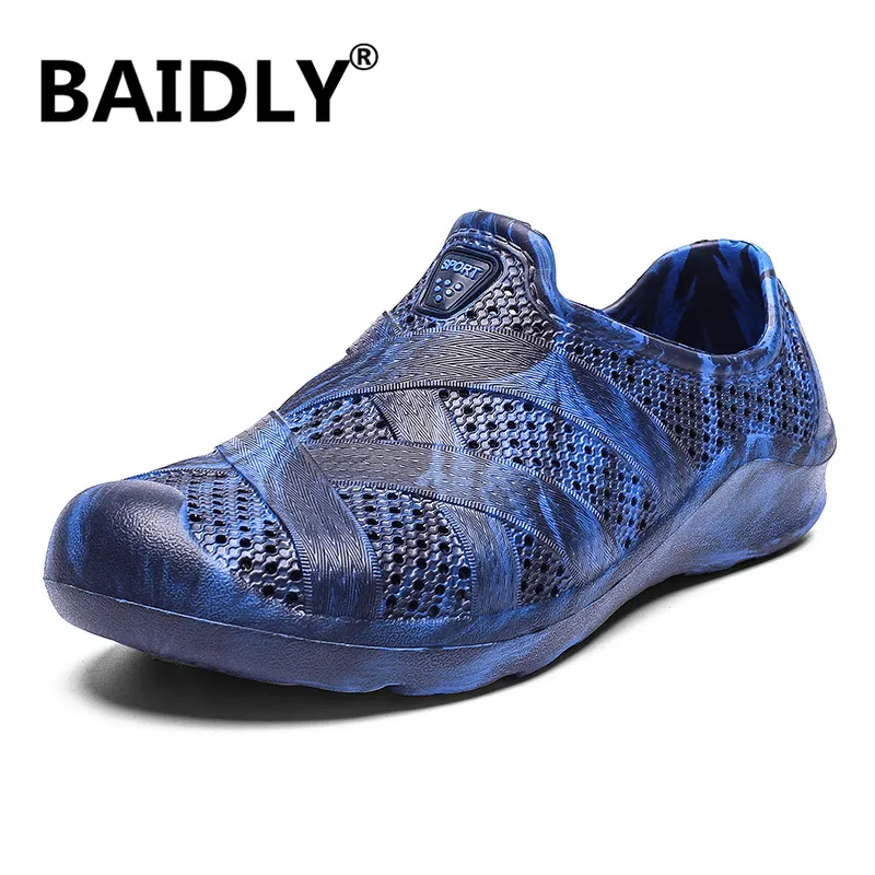 

Men's Sandals Fashion Men Summer Hole Shoes Lightweight Water Shoes Beach Clogs Flat Slippers Garden Shoes Sandalia Masculina