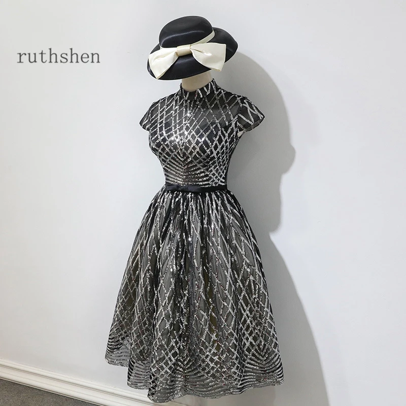 Модные короткие платья для выпускного вечера с высоким воротом 2020 серебряные