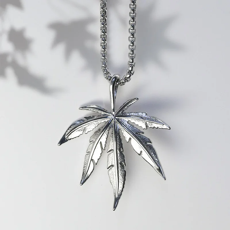 

2021 New European and American Red Maple Necklace Retro Sweater Chain Pendant Hiphop Hip Hop Hemp Leaf Pendant
