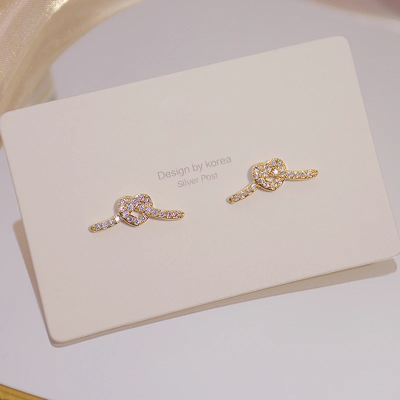 

Ins Hot Sale Design Staggered Heart Earring for Women Romantic Cute Micro Inlaid Zirconia Stud Earrings for Bridal Accessories