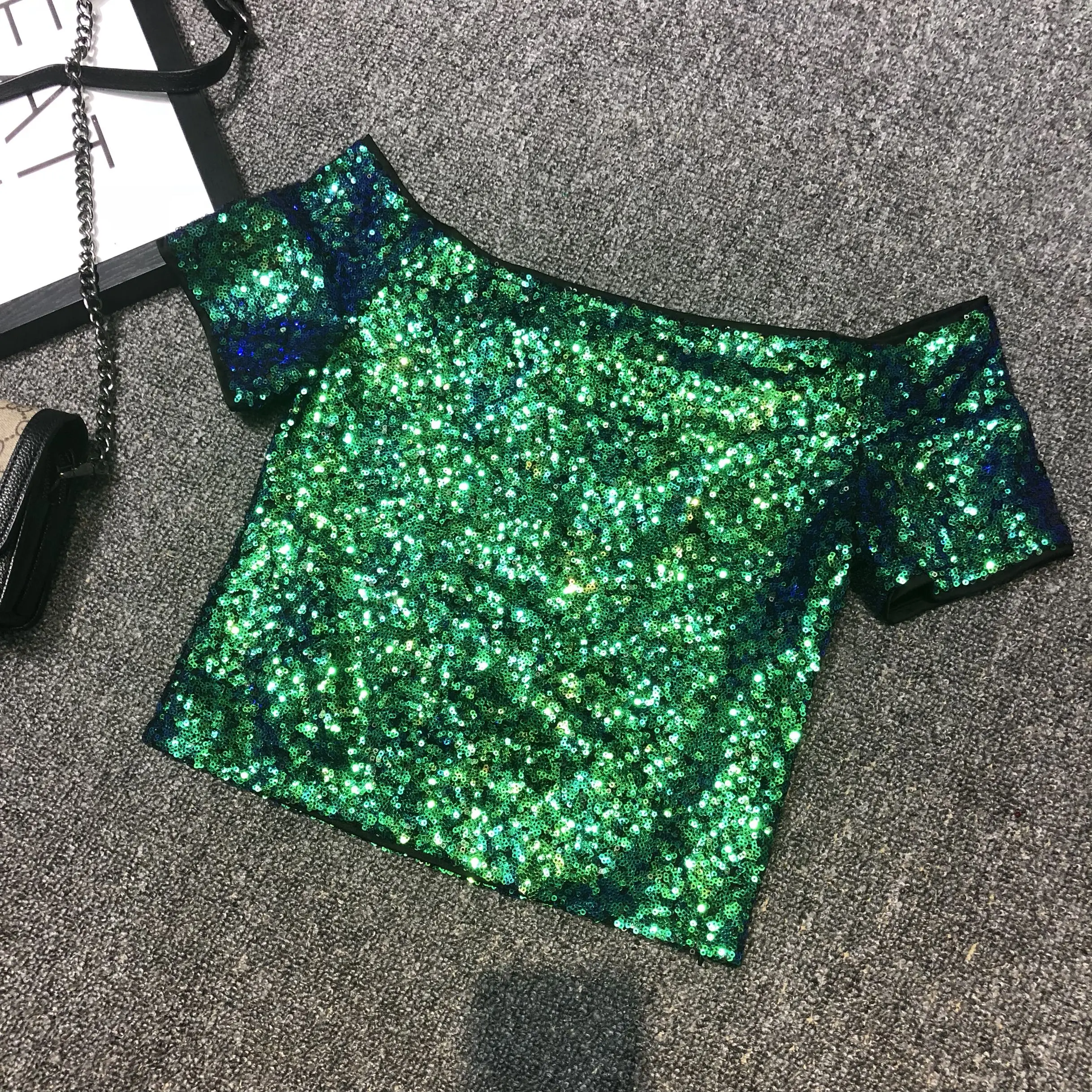 Женский топ с блестками короткий открытыми плечами и коротким рукавом 2019 |