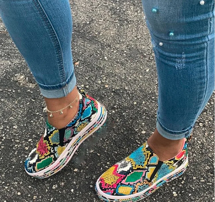 Кроссовки женские из искусственной кожи на шнуровке со змеиным принтом