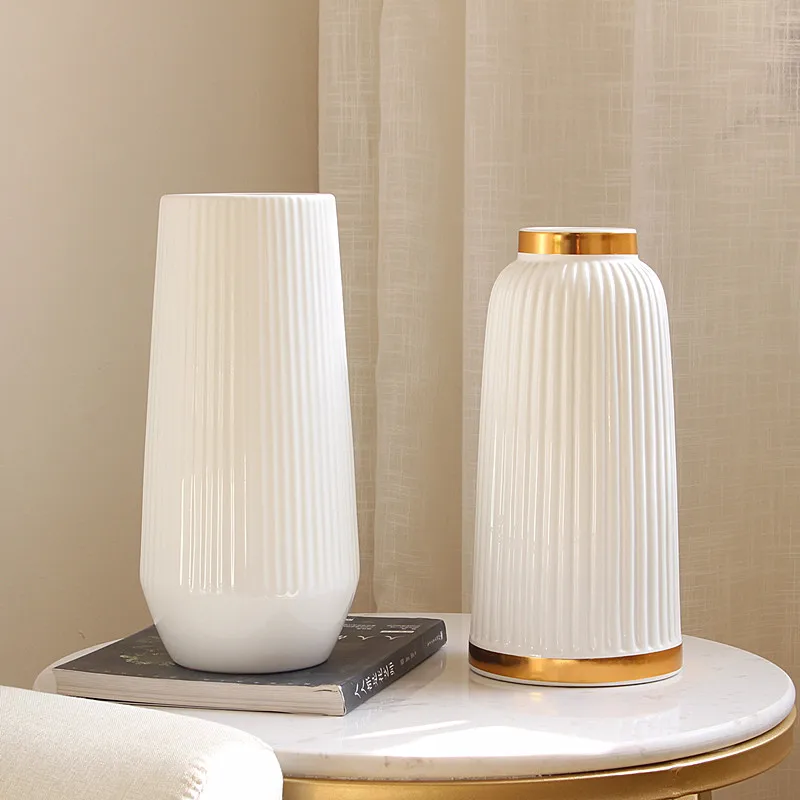 Белая обтекаемая керамическая ваза для стола Цветочная композиция